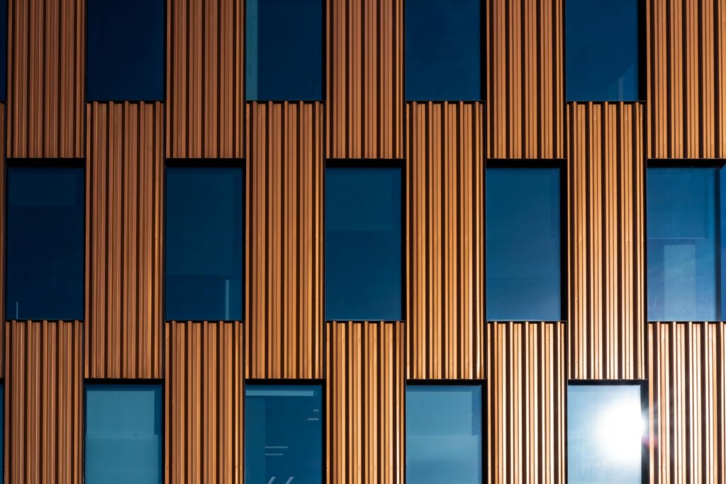 Gebäudefassade aus kettenartigen rechteckigen Fenstern