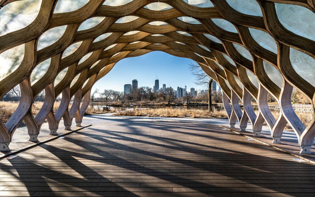 Wabenartiger Pavillon modern-futuristischer Architektur mit Aussicht auf Skyline